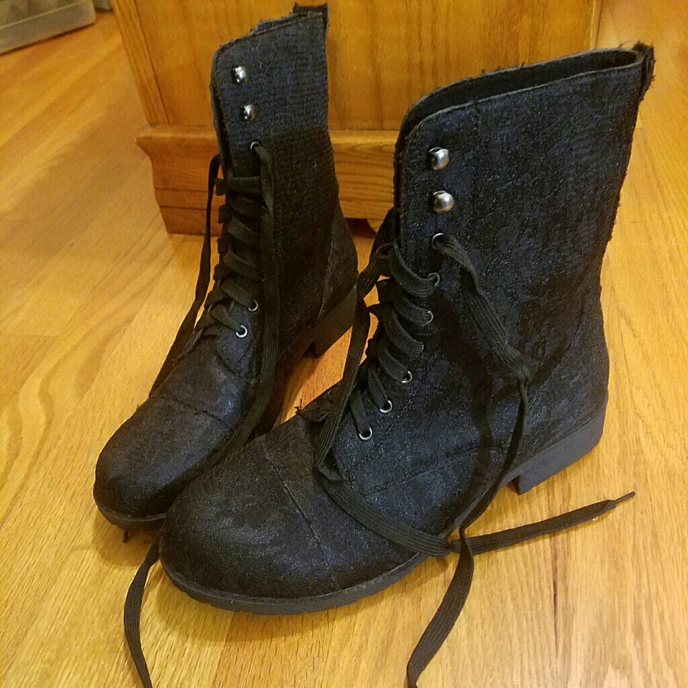 Hot Topic Black Lace up Boots